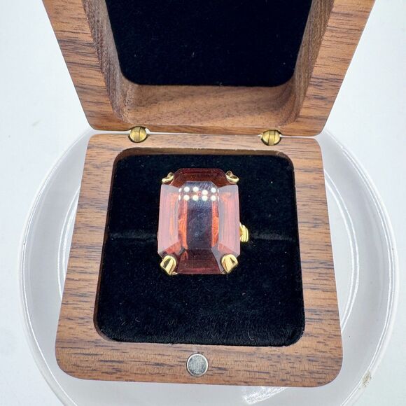 Signed Avon Emerald Cut Red Glass Cocktail Ring Gold Tone Vintage Statement - Picture 4 of 10